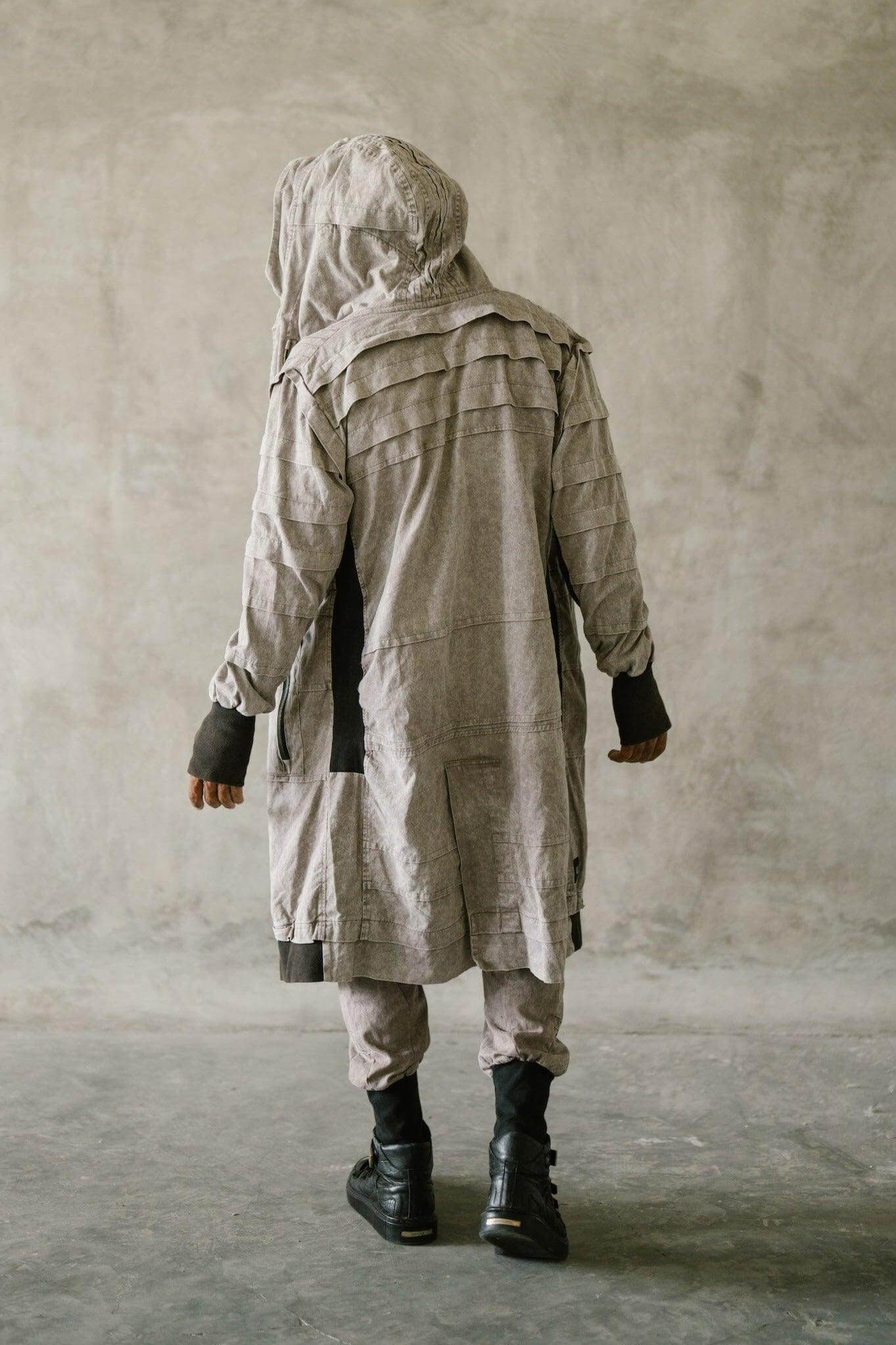 VALO Design Jacket SISU – Crafted from 100% stonewashed cotton for a unique rugged look. Features a large hood, long zipper closure, two zip pockets, and thumbhole sleeves for comfort and functionality.