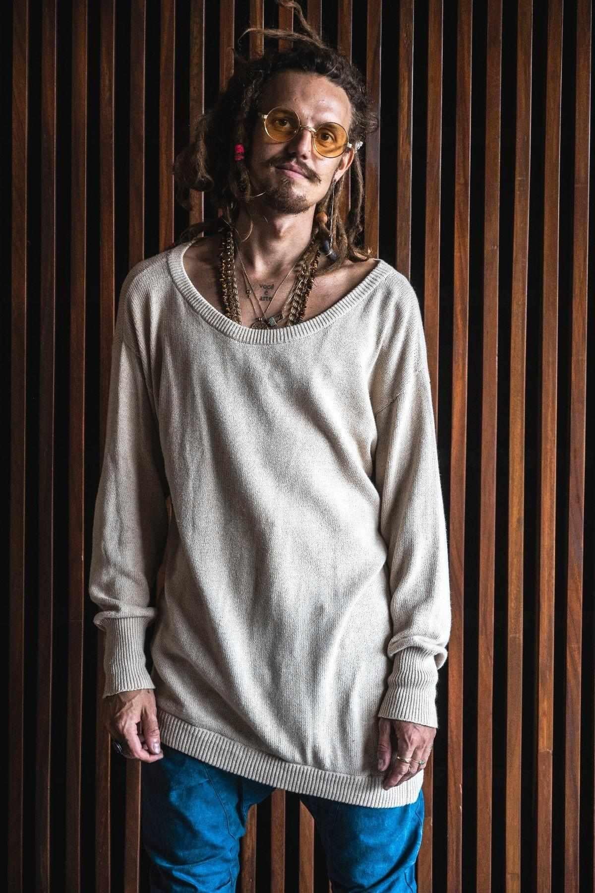 VALO Design Shirt TALVI – Classic round-neck long-sleeve shirt with an asymmetric bottom cut and extended sleeves. Made from exceptionally soft, high-quality cotton yarn for ultimate comfort.