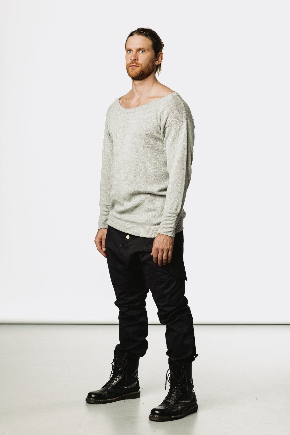VALO Design Shirt TALVI – Classic round-neck long-sleeve shirt with an asymmetric bottom cut and extended sleeves. Made from exceptionally soft, high-quality cotton yarn for ultimate comfort.
