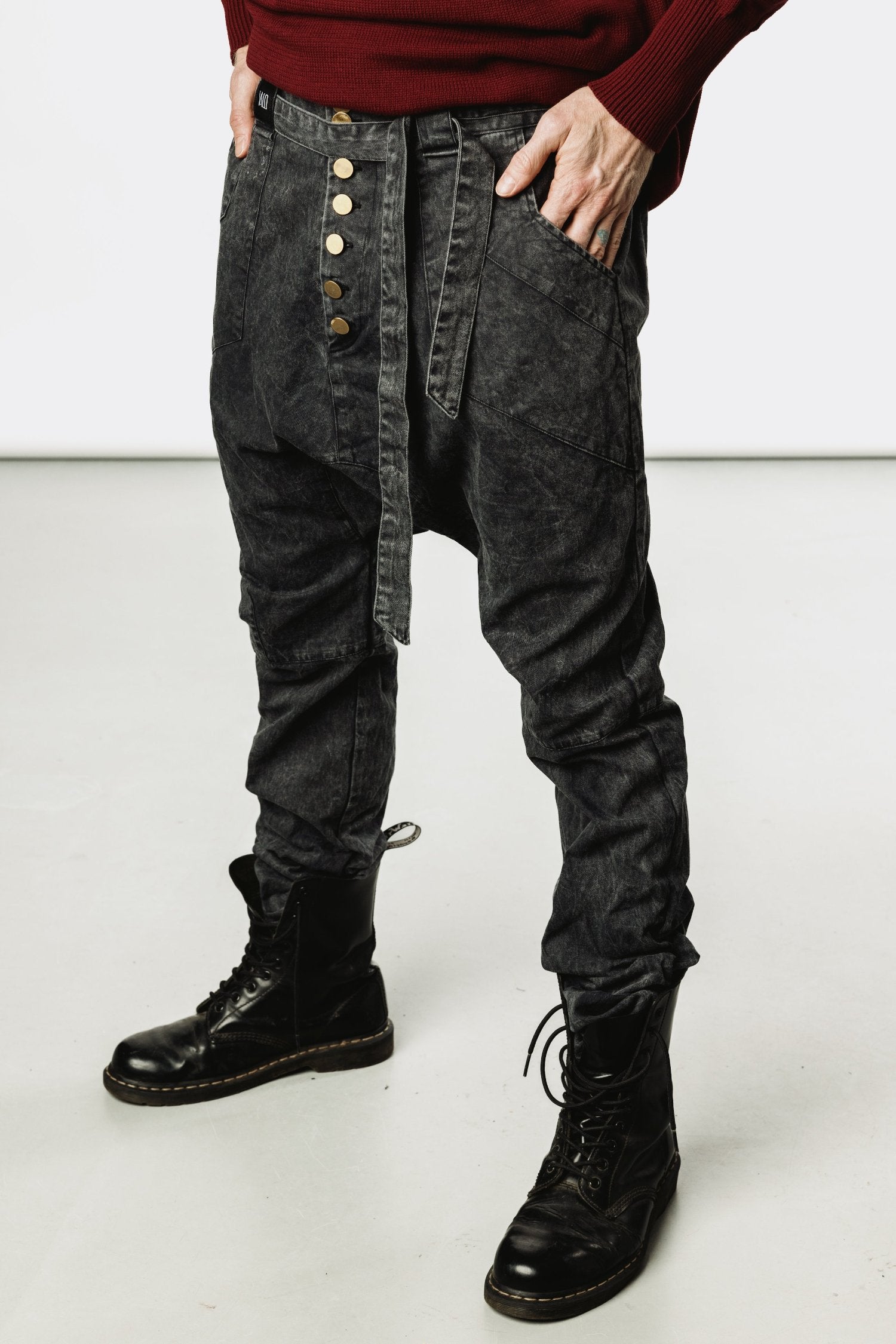 VALO Design Pants UNI - Unique and classic slim-leg 100% cotton drop crotch trousers with elastic wrinkling pull-up effect on the leg.