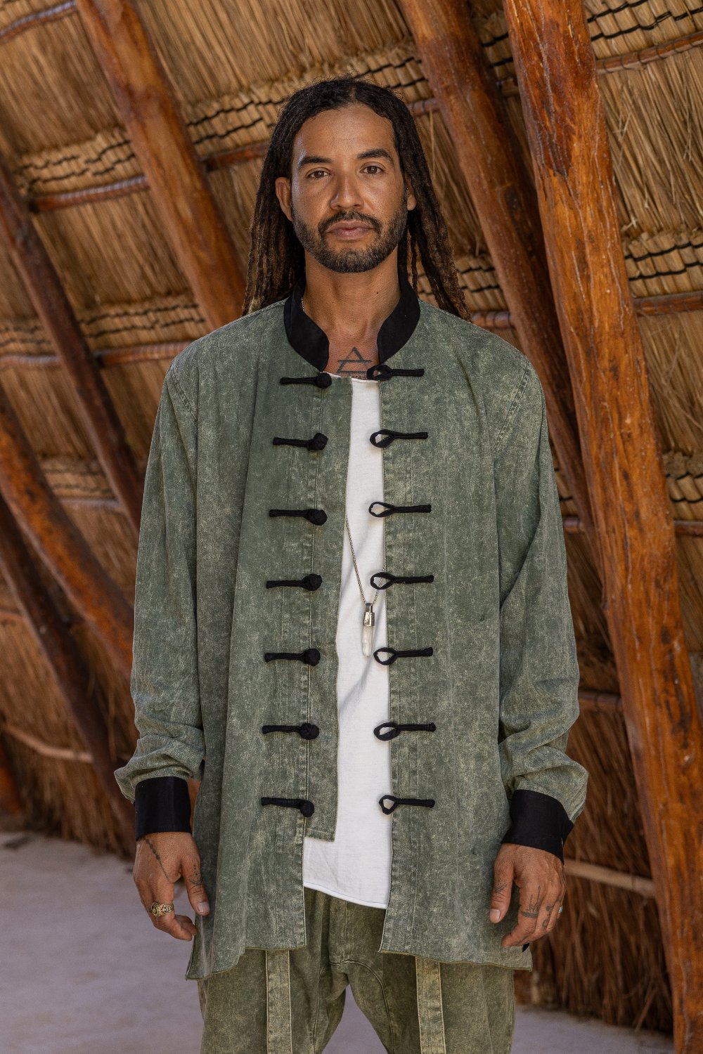 VALO Design Jackets SHAOLIN – Detailed craftsmanship with unique hand-knotted buttons, a timeless oriental boho style. Stonewashed smooth cotton body with convenient pockets for your essentials.