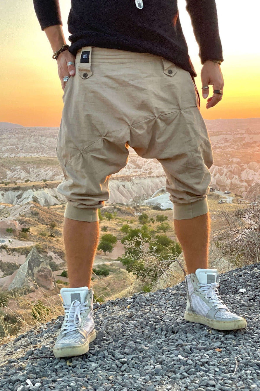 VALO Design Capris DUNE – Crafted from 100% high-quality soft linen for a comfortable, airy feel on the skin. Perfect for summer, these elegant, natural fabric capris are one of our best-selling styles