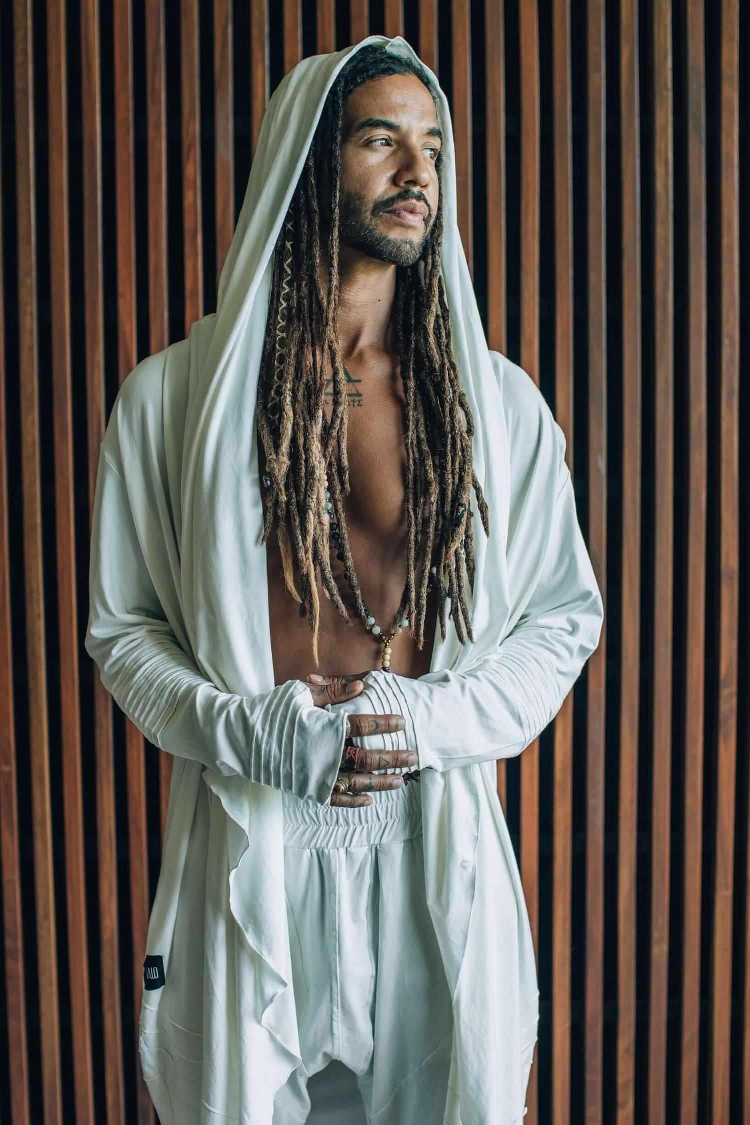 VALO Design Hoodies KUU – A unique hooded vest made from 97% eco-friendly bamboo and 3% spandex. Ultra-soft and breathable, it feels like a second skin.