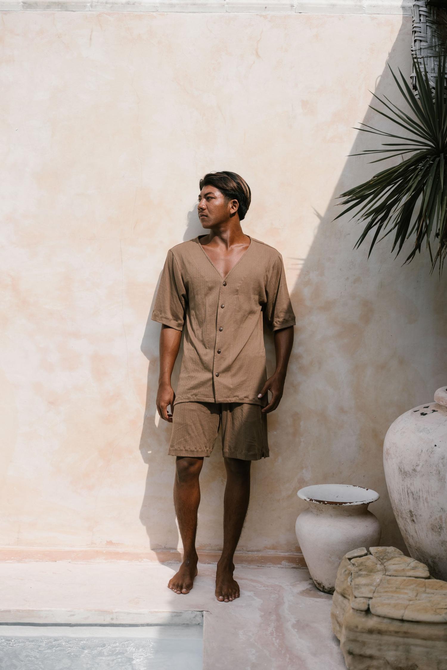 VALO Design Shirt LOMA – Breathable and smooth 100% cotton printed shirt, featuring unique wooden buttons and stylish medium-length sleeves.