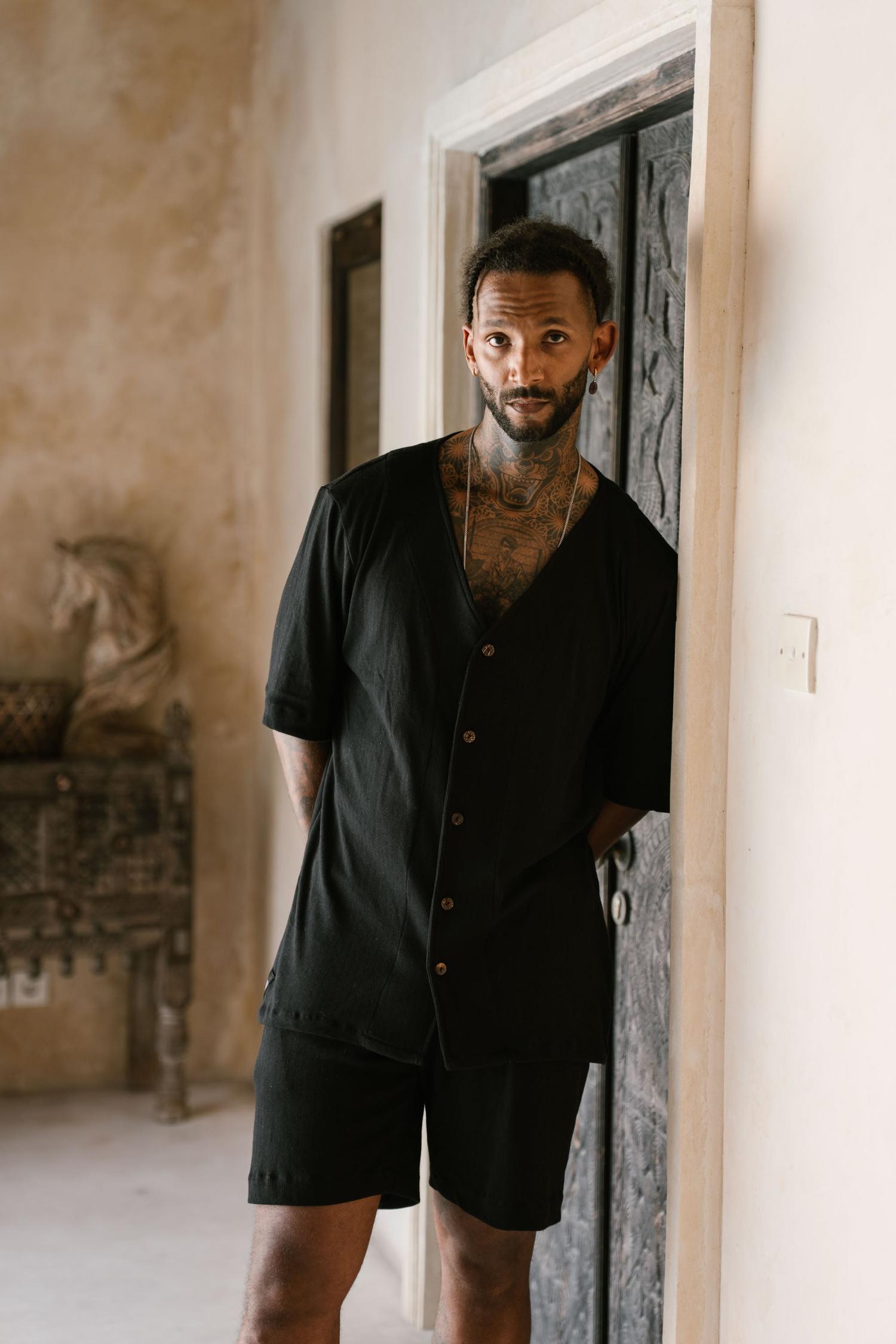 VALO Design Shirt LOMA – Breathable and smooth 100% cotton printed shirt, featuring unique wooden buttons and stylish medium-length sleeves.