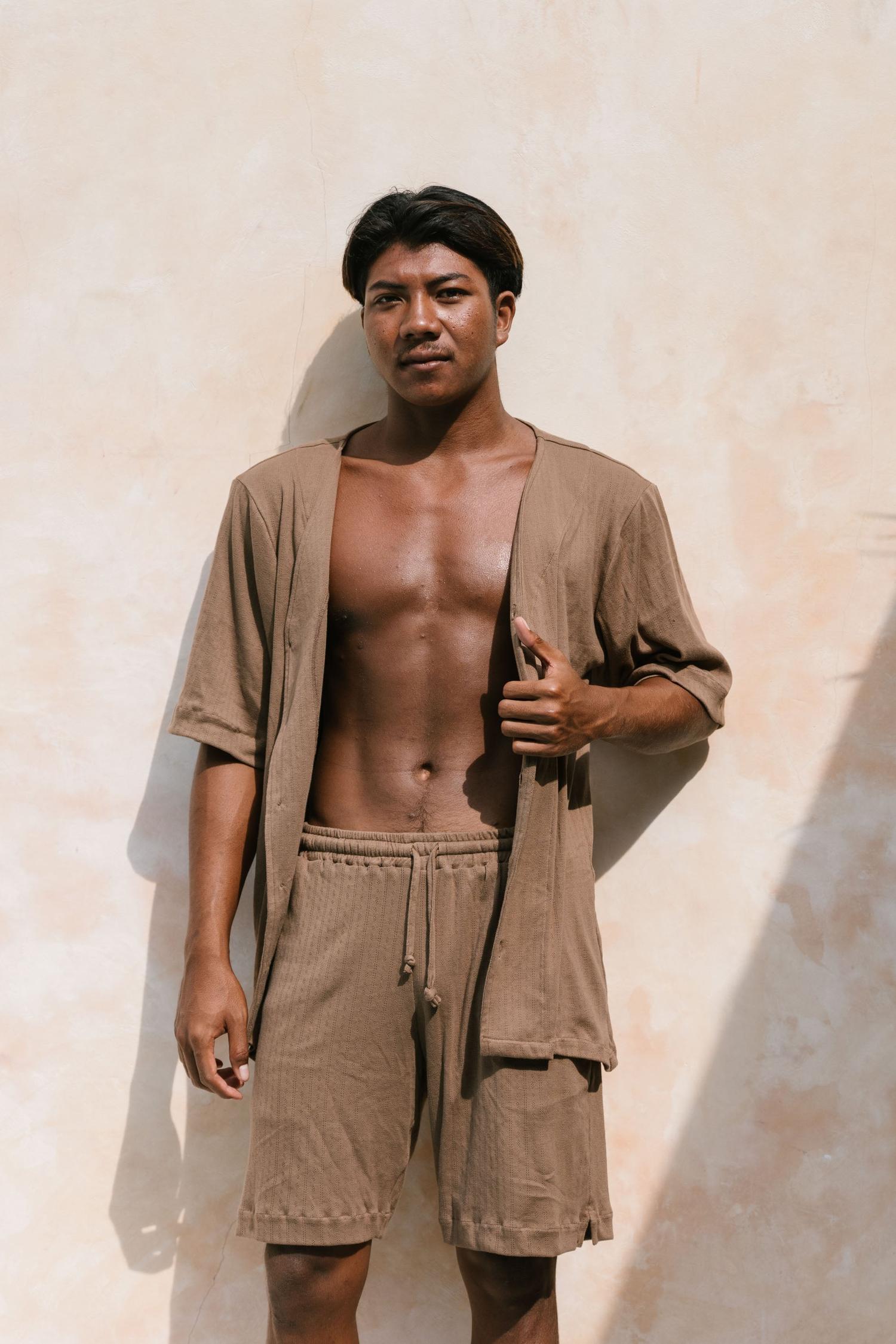 VALO Design Shirt LOMA – Breathable and smooth 100% cotton printed shirt, featuring unique wooden buttons and stylish medium-length sleeves.