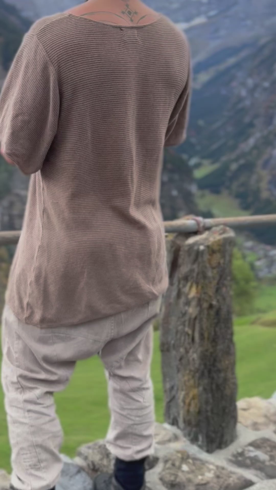 VALO Design Shirt HIHA TEE KNIT – A perfectly loose-fit oversized 3/4 sleeve round-neck tee, crafted with high-quality artisanal craftsmanship. Made from 100% natural cotton yarn, hand-knit into a standout style with a diagonal-cut bottom.