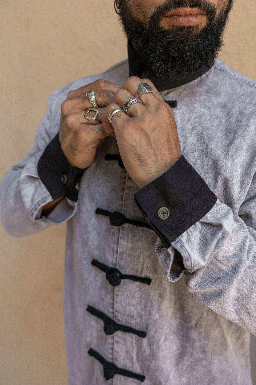 VALO Design Jackets SHAOLIN – Detailed craftsmanship with unique hand-knotted buttons, a timeless oriental boho style. Stonewashed smooth cotton body with convenient pockets for your essentials.