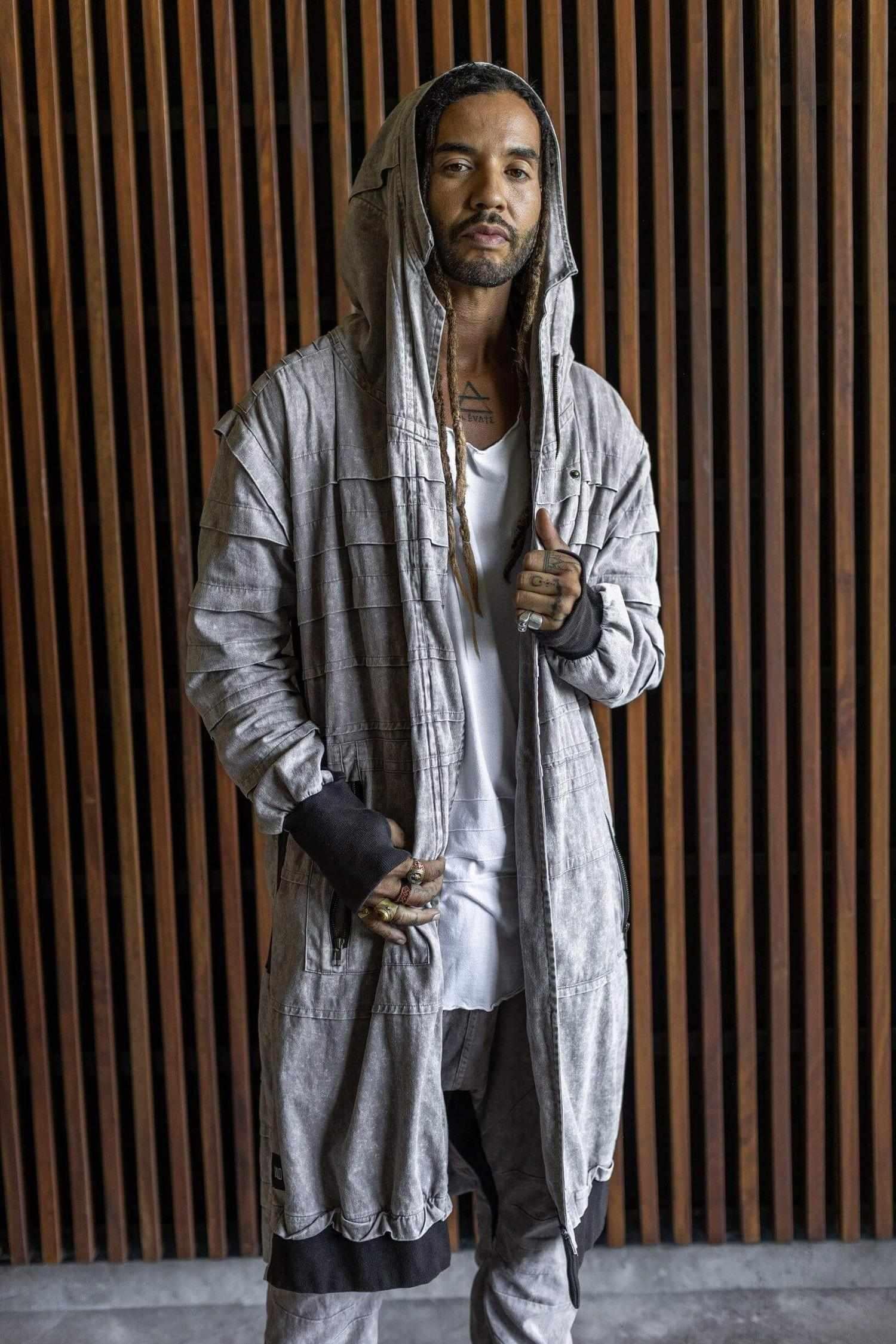 VALO Design Jacket SISU – Crafted from 100% stonewashed cotton for a unique rugged look. Features a large hood, long zipper closure, two zip pockets, and thumbhole sleeves for comfort and functionality.