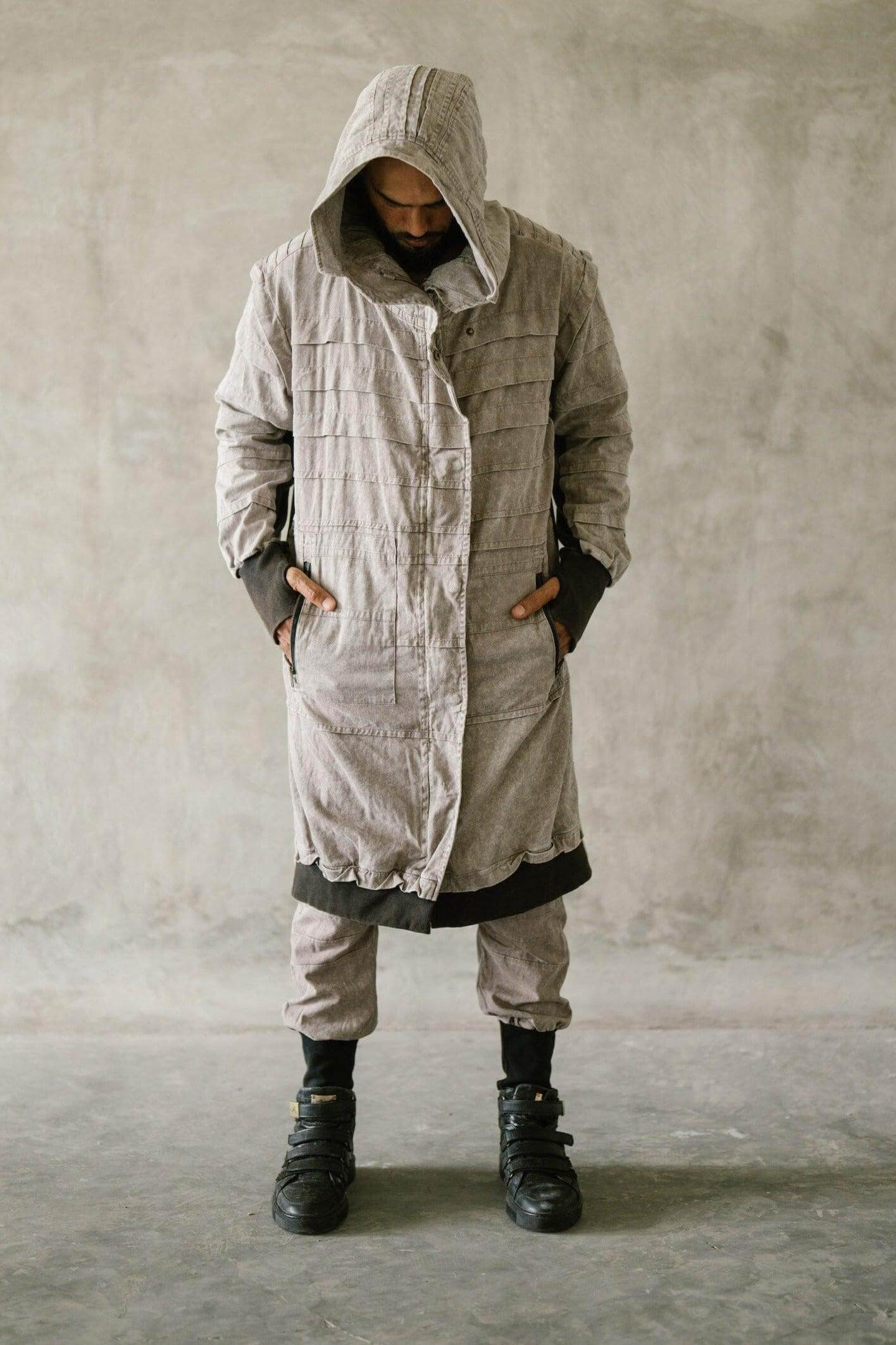 VALO Design Jacket SISU – Crafted from 100% stonewashed cotton for a unique rugged look. Features a large hood, long zipper closure, two zip pockets, and thumbhole sleeves for comfort and functionality.