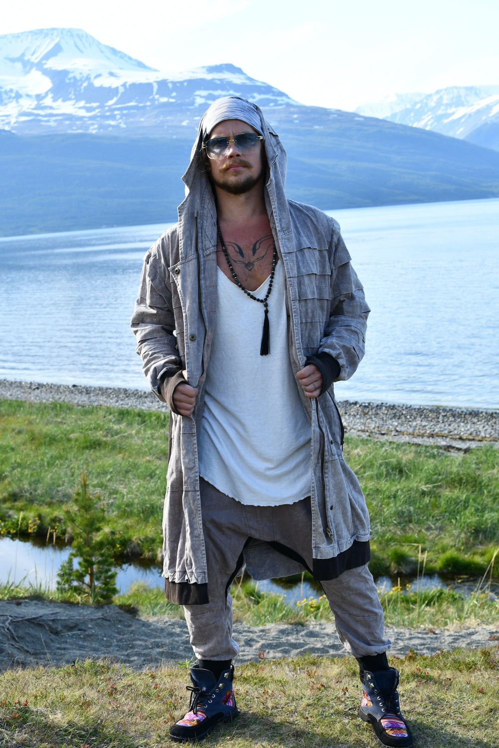 VALO Design Jacket SISU – Crafted from 100% stonewashed cotton for a unique rugged look. Features a large hood, long zipper closure, two zip pockets, and thumbhole sleeves for comfort and functionality.