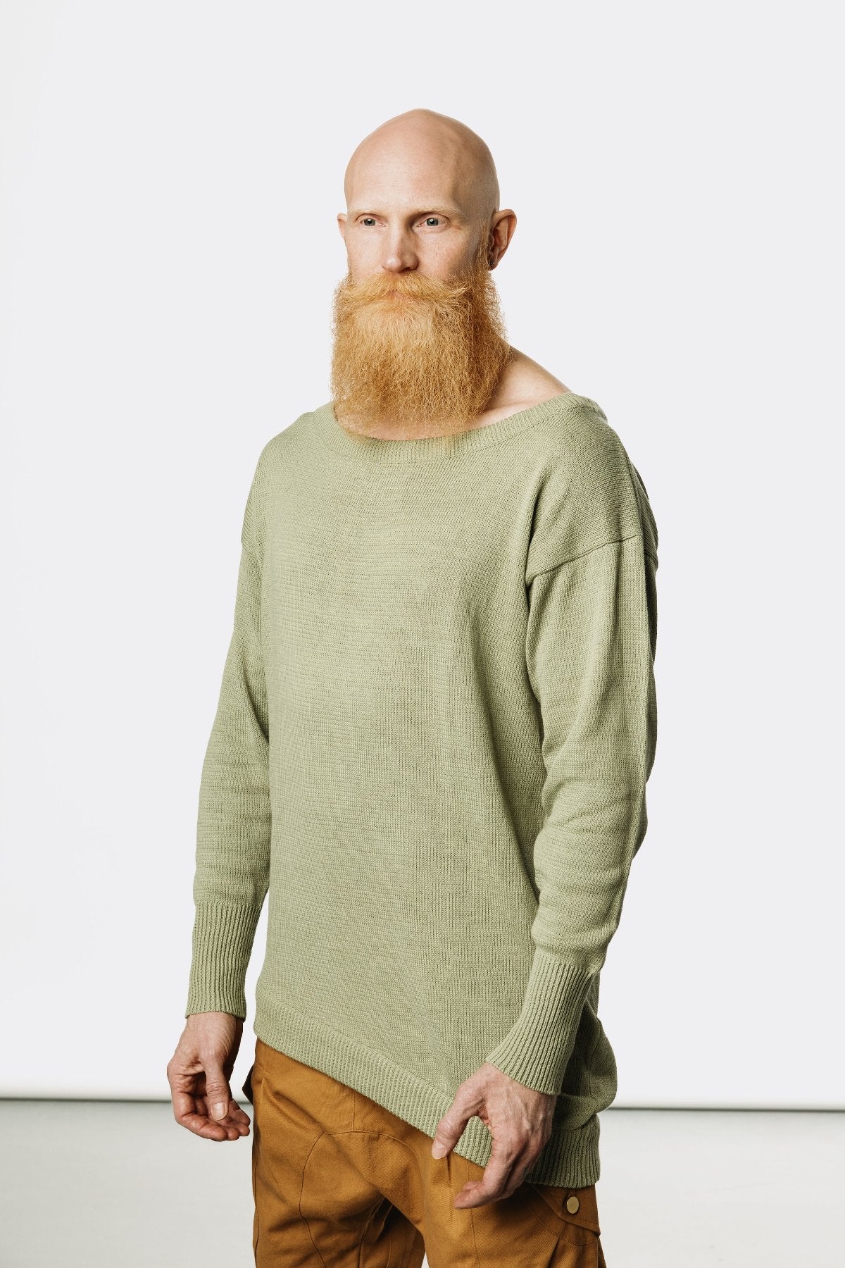 VALO Design Shirt TALVI – Classic round-neck long-sleeve shirt with an asymmetric bottom cut and extended sleeves. Made from exceptionally soft, high-quality cotton yarn for ultimate comfort.
