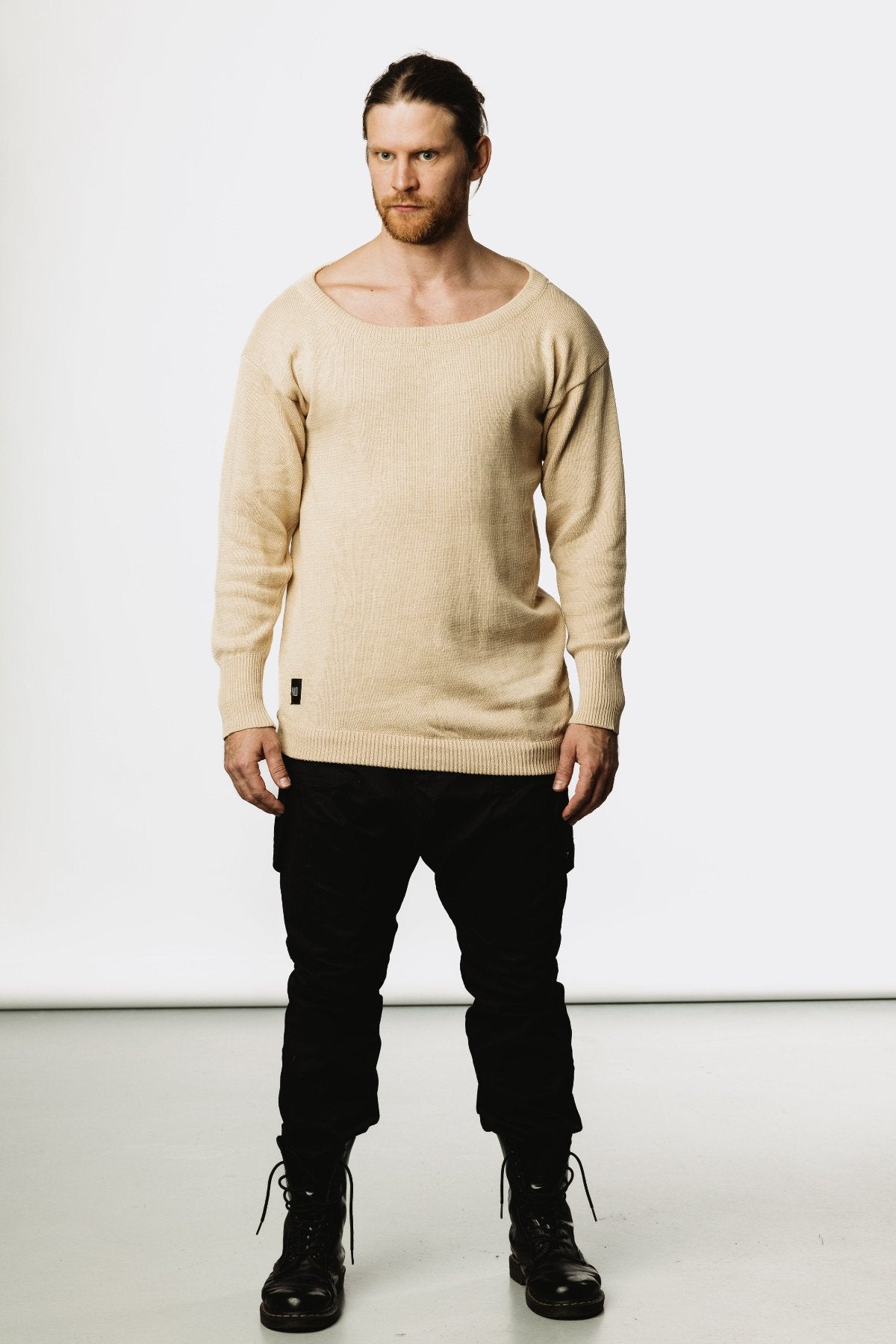 VALO Design Shirt TALVI – Classic round-neck long-sleeve shirt with an asymmetric bottom cut and extended sleeves. Made from exceptionally soft, high-quality cotton yarn for ultimate comfort.