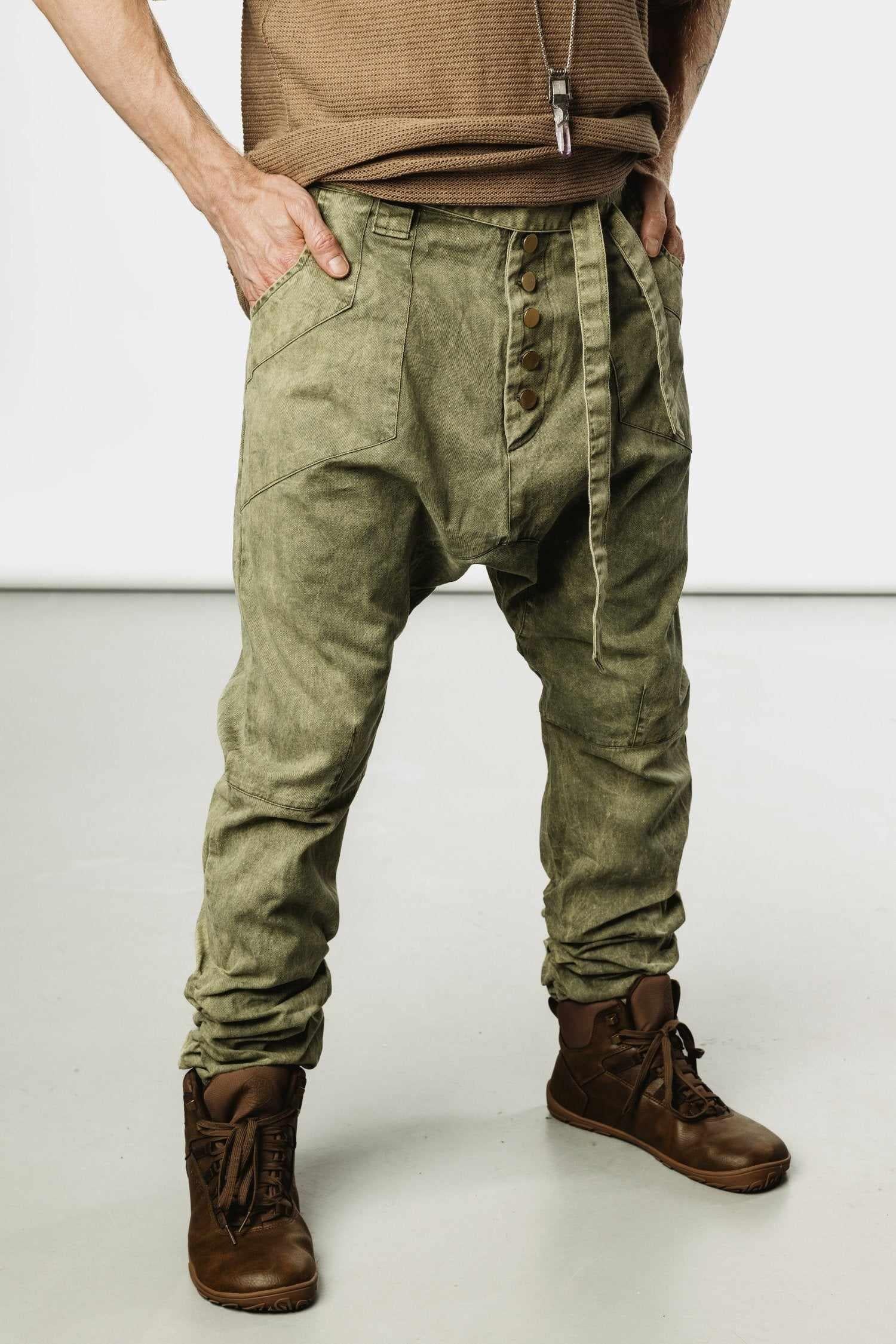 VALO Design Pants UNI - Unique and classic slim-leg 100% cotton drop crotch trousers with elastic wrinkling pull-up effect on the leg. 