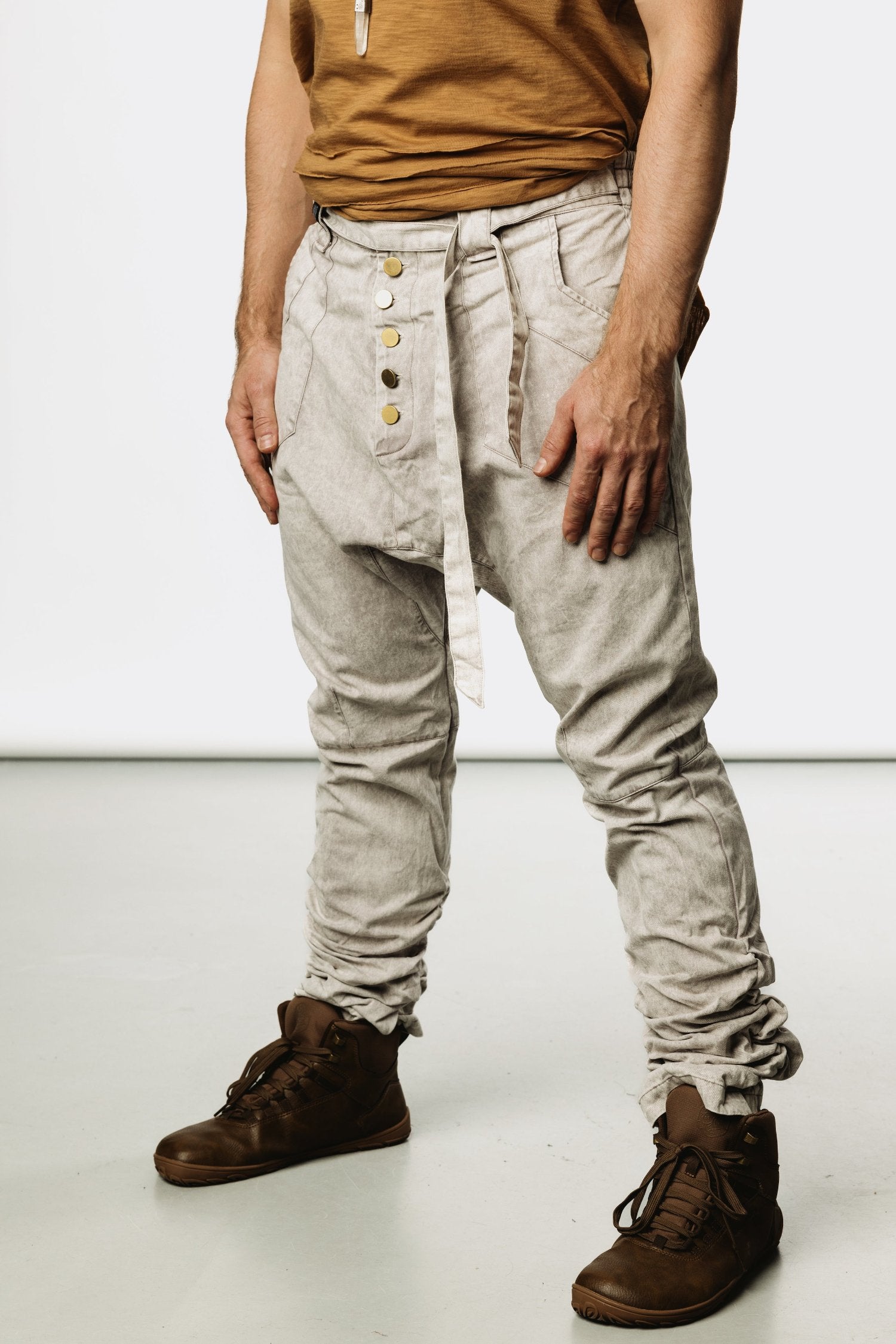 VALO Design Pants UNI - Unique and classic slim-leg 100% cotton drop crotch trousers with elastic wrinkling pull-up effect on the leg. 