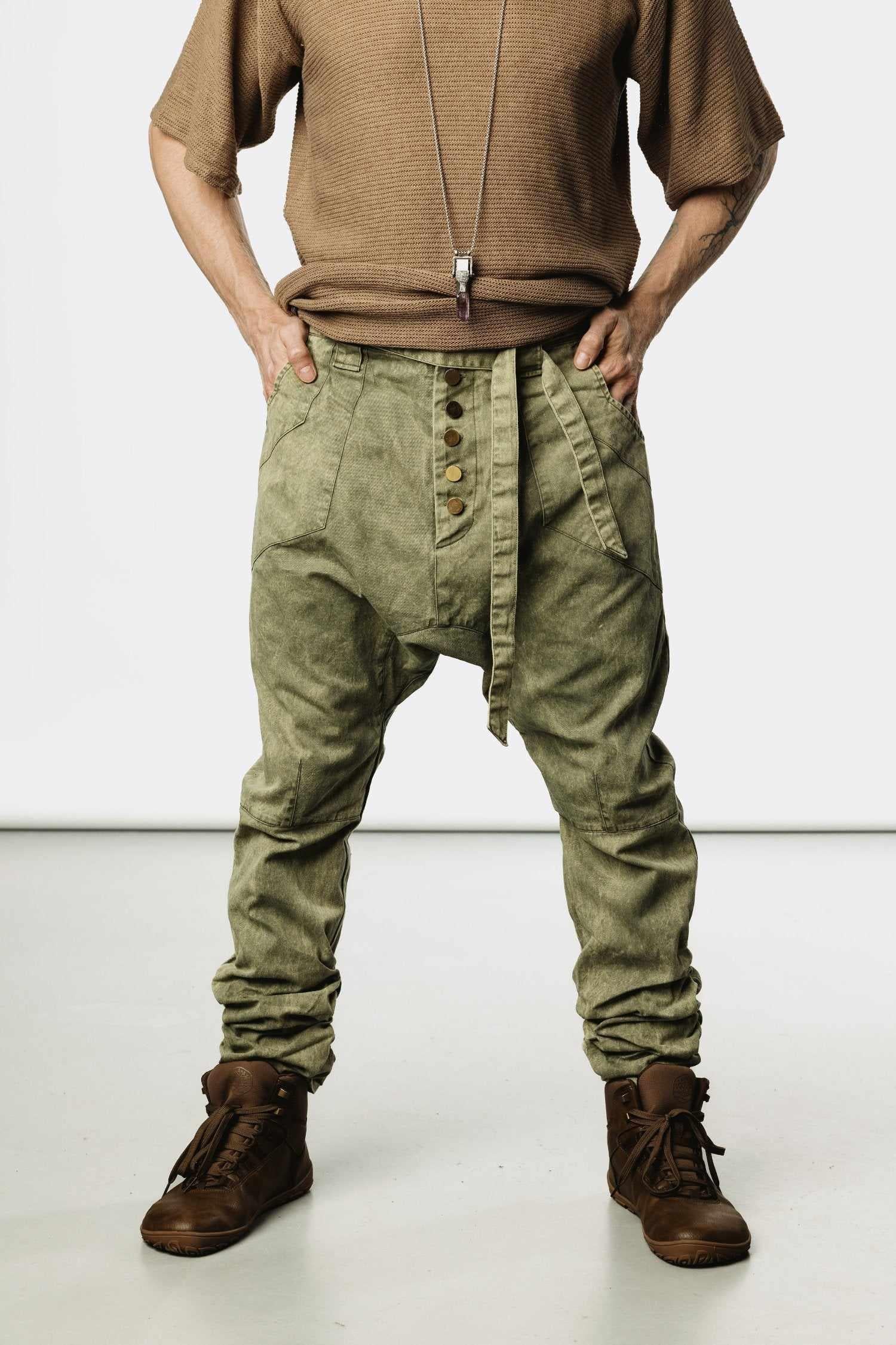 VALO Design Pants UNI - Unique and classic slim-leg 100% cotton drop crotch trousers with elastic wrinkling pull-up effect on the leg. 