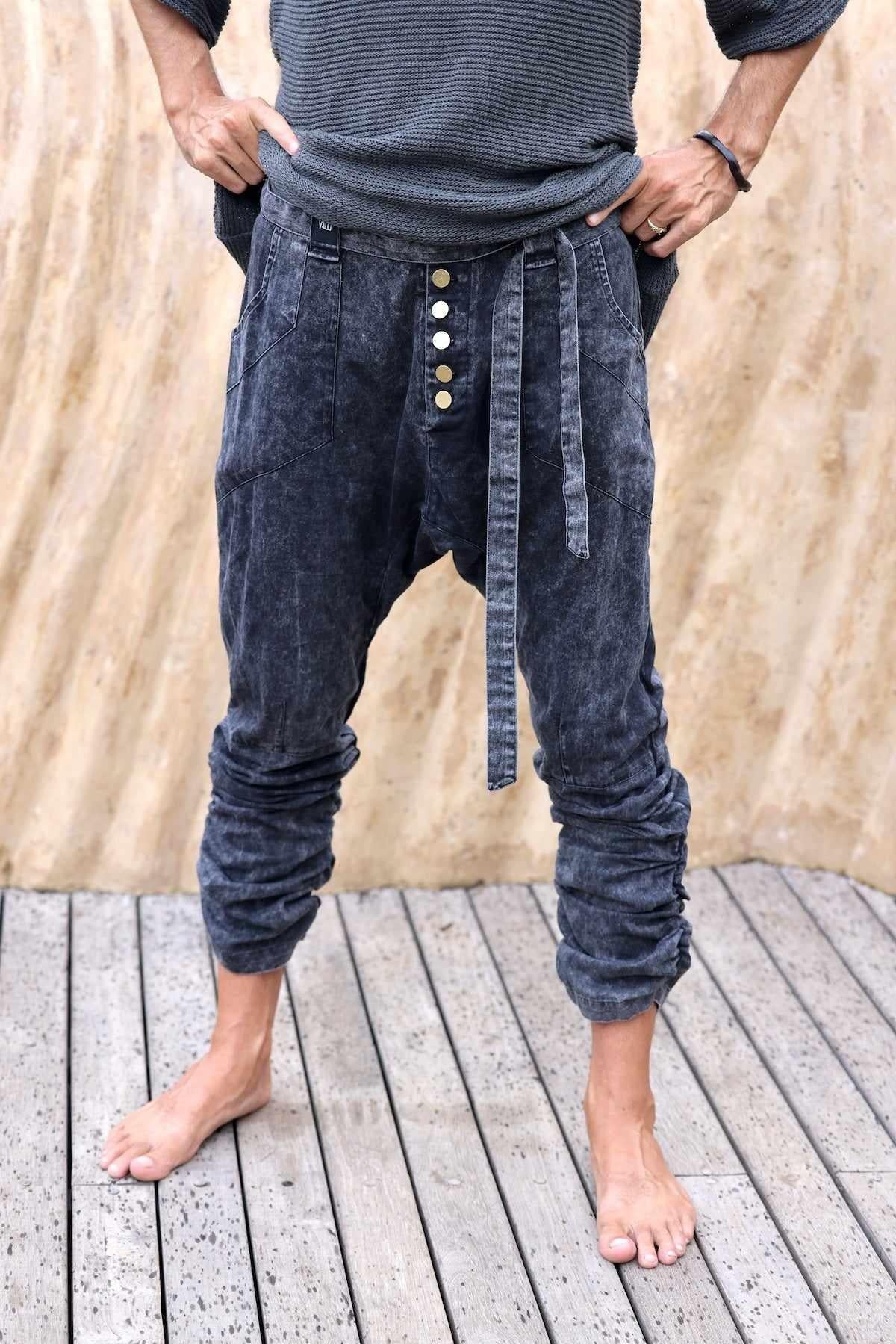 VALO Design Pants UNI - Unique and classic slim-leg 100% cotton drop crotch trousers with elastic wrinkling pull-up effect on the leg. 